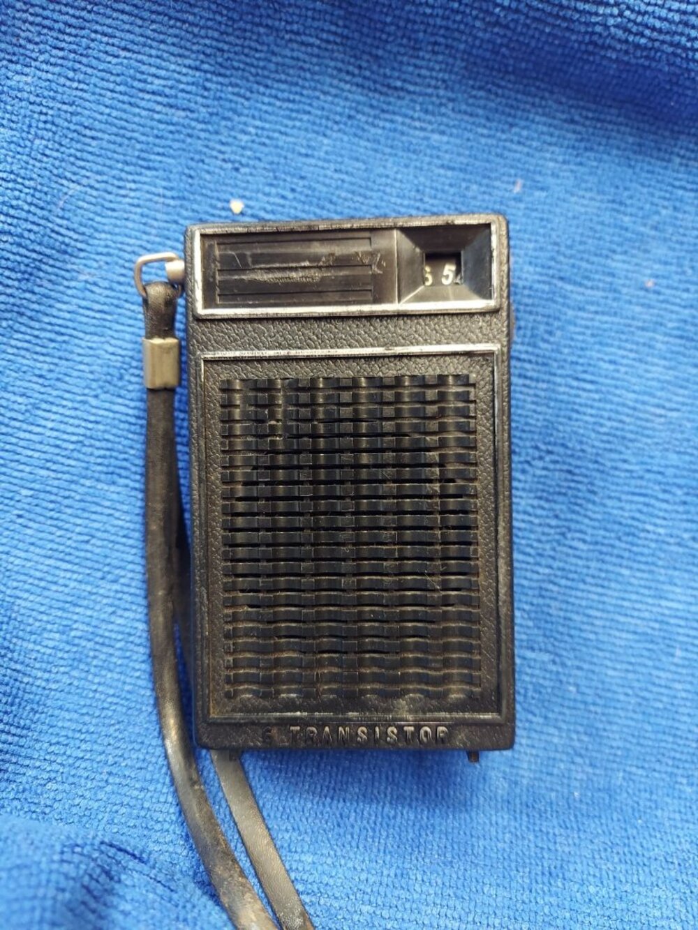 Vintage 5-Transistor AM Radio With Strap - Model 903
